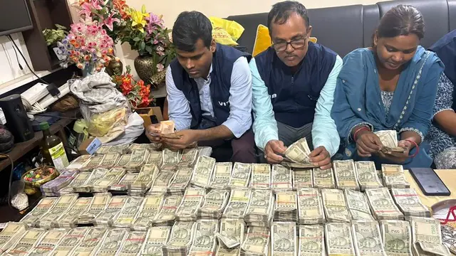 पटना में अफसर दंपती के ठिकानों पर निगरानी की बड़ी रेड, 39 लाख कैश और 3 दर्जन से ज्यादा महंगी घड़ियां बरामद